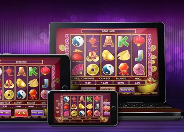 What kind of customer service should players expect when playing casino games online?