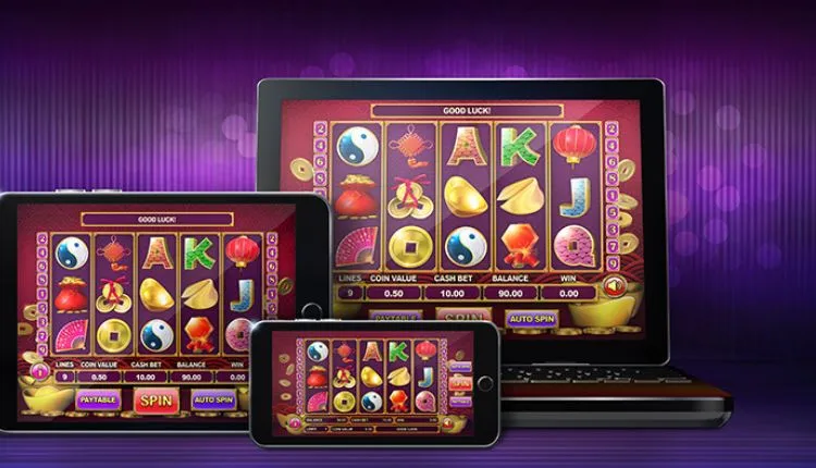 What kind of customer service should players expect when playing casino games online?